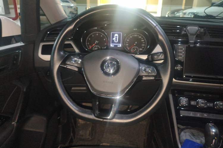 Used Volkswagen Touran 2018 Volkswagen Touran L 280TSI DSG Boundary Edition 6-Seater China VI Standard Steering Wheel