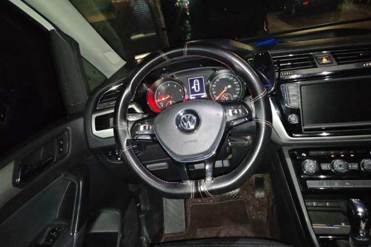 Used Volkswagen Touran 2018 Volkswagen Touran L 280TSI DSG Comfort Edition 7 Seats China VI Standard Steering Wheel