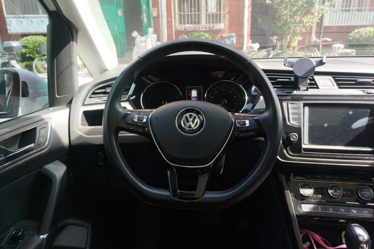 Used Volkswagen Touran 2018 Volkswagen Touran L 280TSI DSG Luxury Edition 7 Seats Steering Wheel