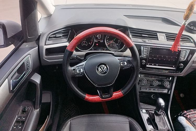 Used Volkswagen Touran 2018 Volkswagen Touran L 280TSI DSG Comfort Edition 6-seater Steering Wheel