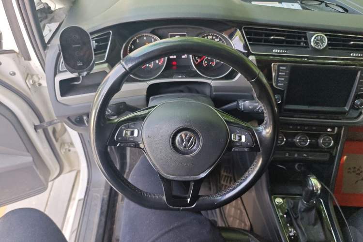 Used Volkswagen Touran 2018 Volkswagen Touran L 280TSI DSG Boundary Edition 7 Seats China VI Standard Steering Wheel