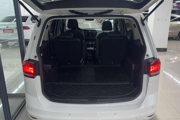Used Volkswagen Touran 2018 Volkswagen Touran L 280TSI DSG Comfort Edition 6-seater Trunk