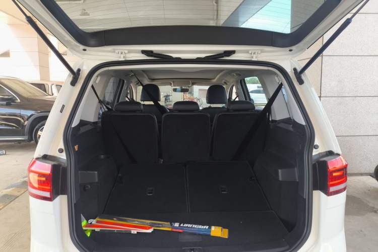Used Volkswagen Touran 2018 Volkswagen Touran L 280TSI DSG Comfort Edition 7 Seats China VI Standard Trunk