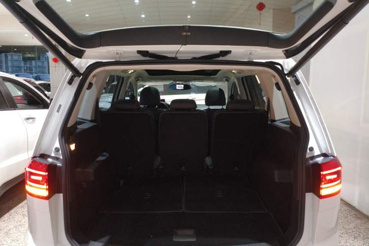 Used Volkswagen Touran 2018 Volkswagen Touran L 280TSI DSG Luxury Edition 7 Seats Trunk