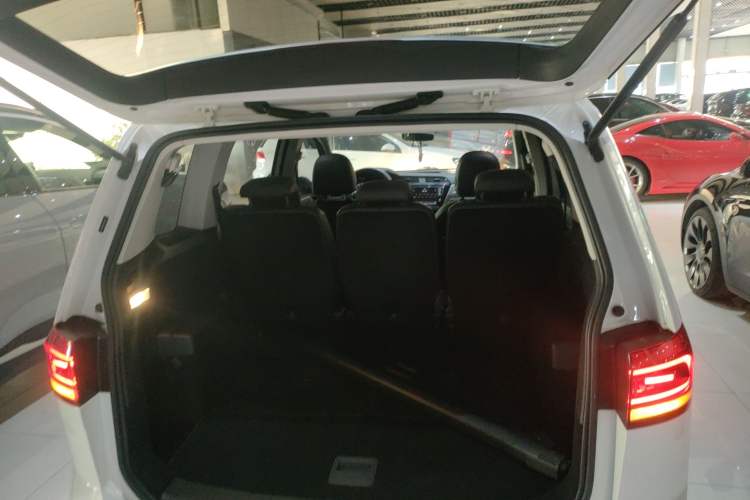 Used Volkswagen Touran 2018 Volkswagen Touran L 280TSI DSG Comfort Edition 7 Seats China V Emission Standard Trunk