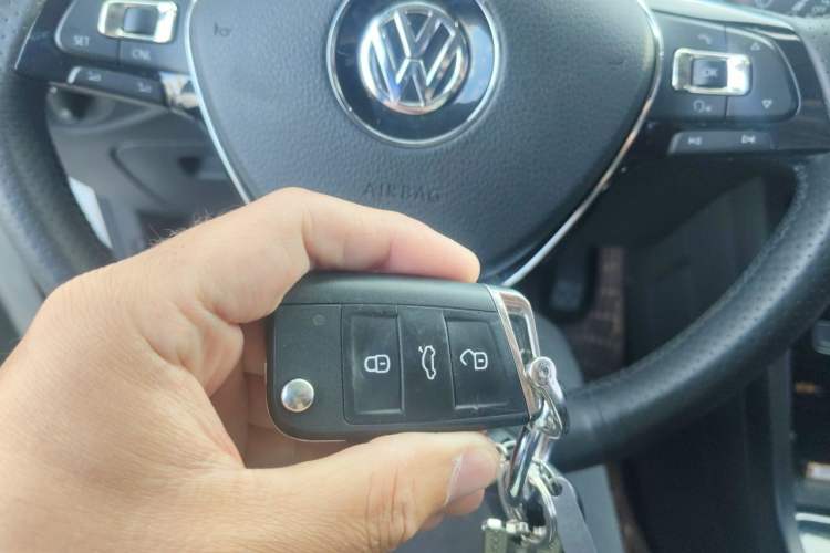 Used Volkswagen Touran 2018 Volkswagen Touran L 280TSI DSG Comfort Edition 7 Seats China V Emission Standard Vehicle Key