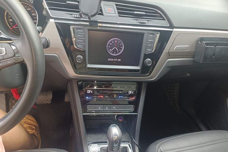 Used Volkswagen Touran 2021 Volkswagen Touran L 280TSI DSG Boundary Edition 7-Seater Audio And AC Panel