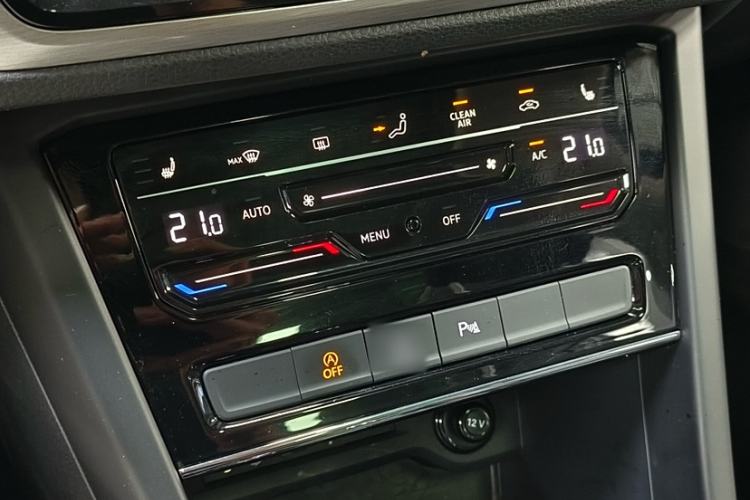 Used Volkswagen Touran 2021 Volkswagen Touran L 280TSI DSG Boundary Edition 7-Seater Audio And AC Panel