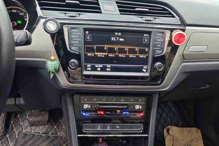 Used Volkswagen Touran 2021 Volkswagen Touran L 280TSI DSG Boundary Edition 7-Seater Audio And AC Panel