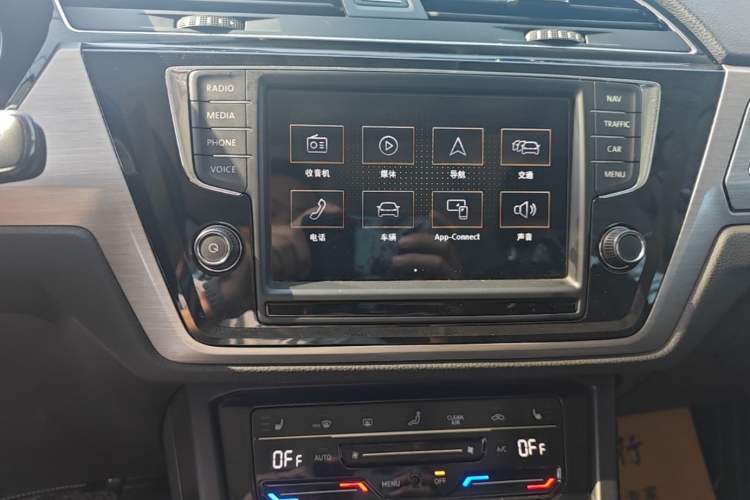 Used Volkswagen Touran 2021 Volkswagen Touran L 280TSI DSG Boundary Edition 7-Seater Audio And AC Panel