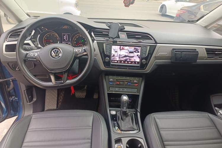 Used Volkswagen Touran 2021 Volkswagen Touran L 280TSI DSG Boundary Edition 7-Seater Center Console