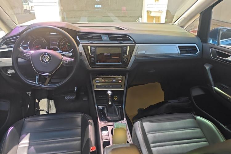 Used Volkswagen Touran 2021 Volkswagen Touran L 280TSI DSG Boundary Edition 7-Seater Center Console