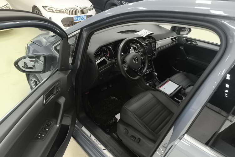 Used Volkswagen Touran 2021 Tiguan L 280TSI DSG Boundary Edition 6-Seater Driver Seat