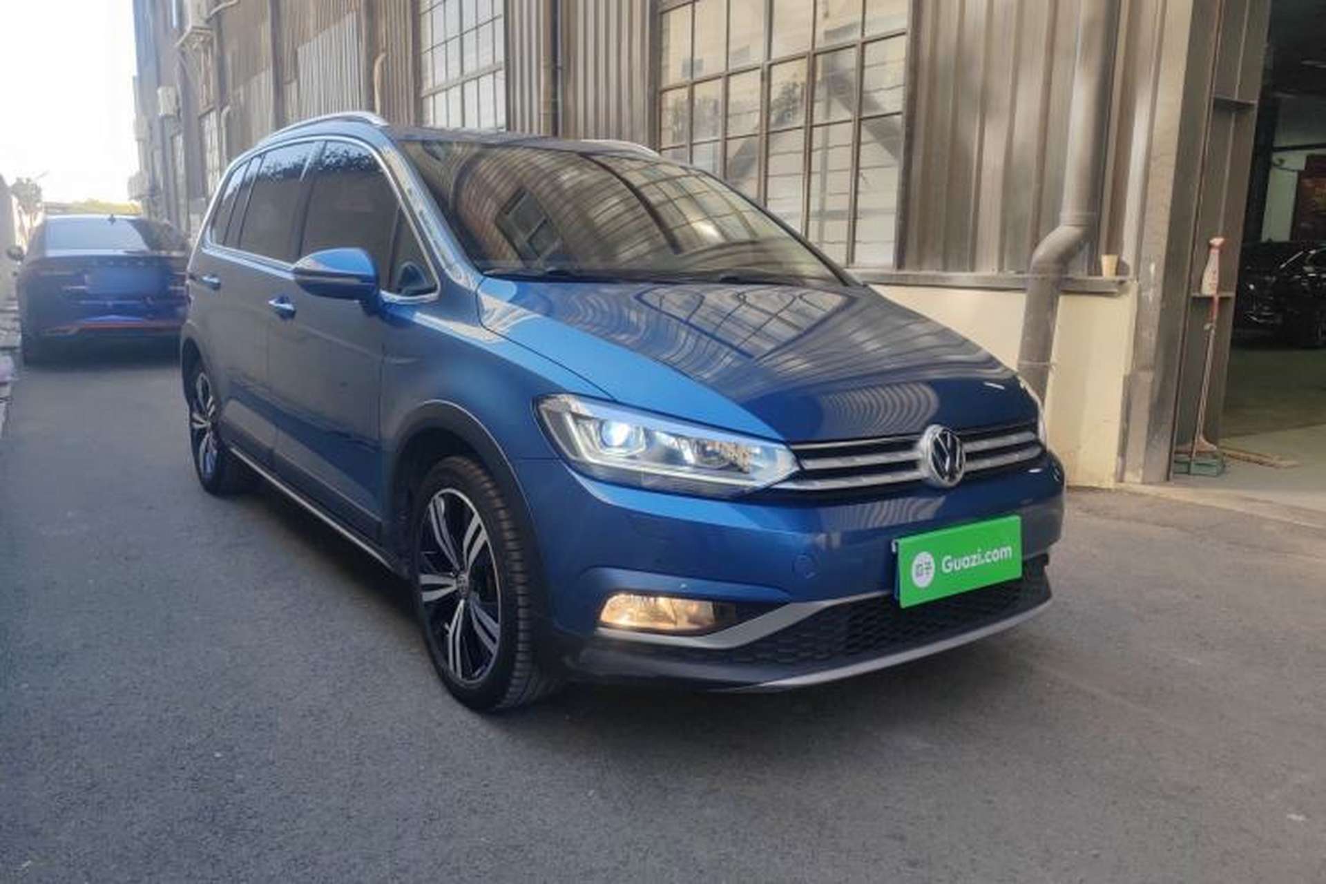 Used Volkswagen Touran 2021 Volkswagen Touran L 280TSI DSG Boundary Edition 7-Seater Front Right 45 Deg