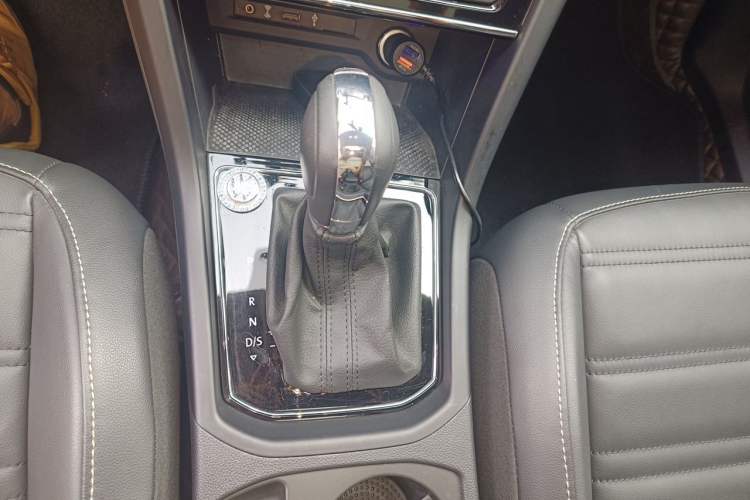 Used Volkswagen Touran 2021 Volkswagen Touran L 280TSI DSG Boundary Edition 7-Seater Gear Lever