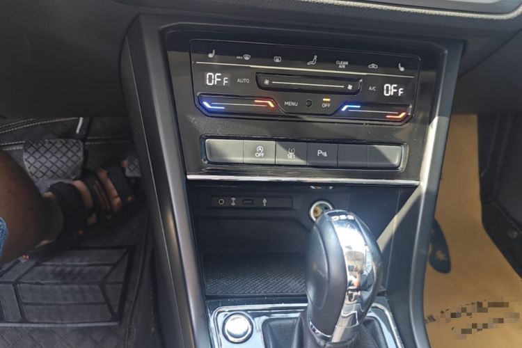 Used Volkswagen Touran 2021 Volkswagen Touran L 280TSI DSG Boundary Edition 7-Seater Gear Lever