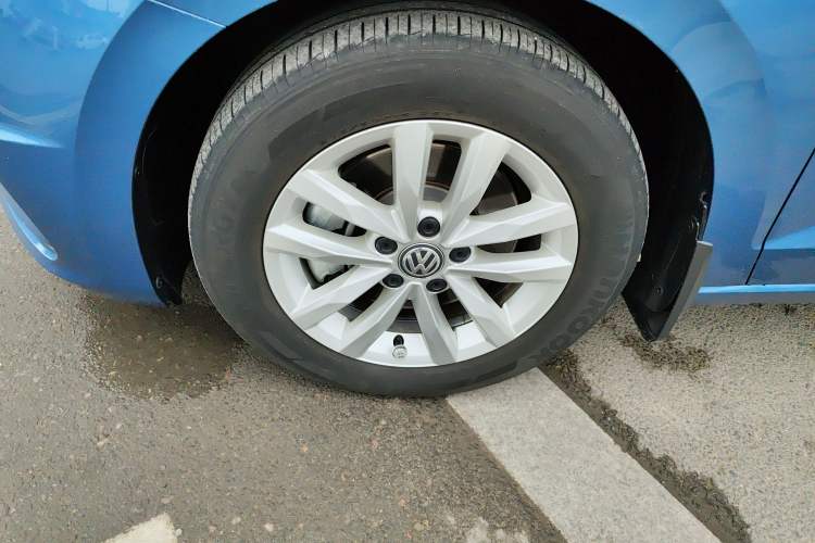 Used Volkswagen Touran 2021 Volkswagen Touran L 280TSI DSG Style Edition 7 Seats Left Front Wheel Hub
