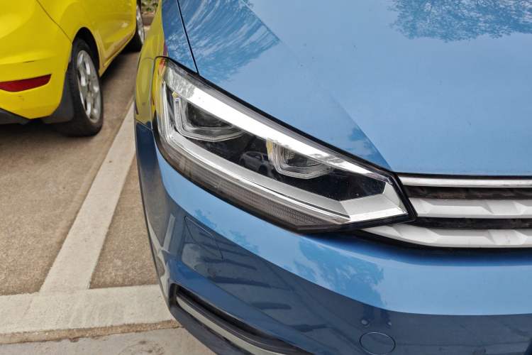 Used Volkswagen Touran 2021 Volkswagen Touran L 280TSI DSG Boundary Edition 7-Seater Right Front Headlight
