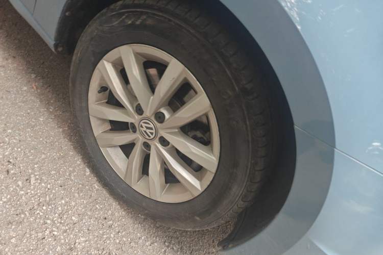 Used Volkswagen Touran 2021 Volkswagen Touran L 280TSI DSG Style Edition 7 Seats Right Front Wheel Hub