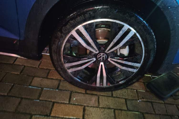 Used Volkswagen Touran 2021 Volkswagen Touran L 280TSI DSG Boundary Edition 7-Seater Right Front Wheel Hub
