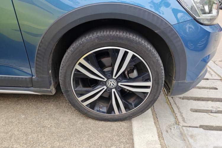 Used Volkswagen Touran 2021 Volkswagen Touran L 280TSI DSG Boundary Edition 7-Seater Right Front Wheel Hub