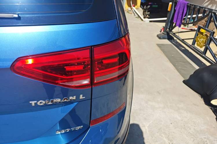 Used Volkswagen Touran 2021 Volkswagen Touran L 280TSI DSG Boundary Edition 7-Seater Right Rear Taillight