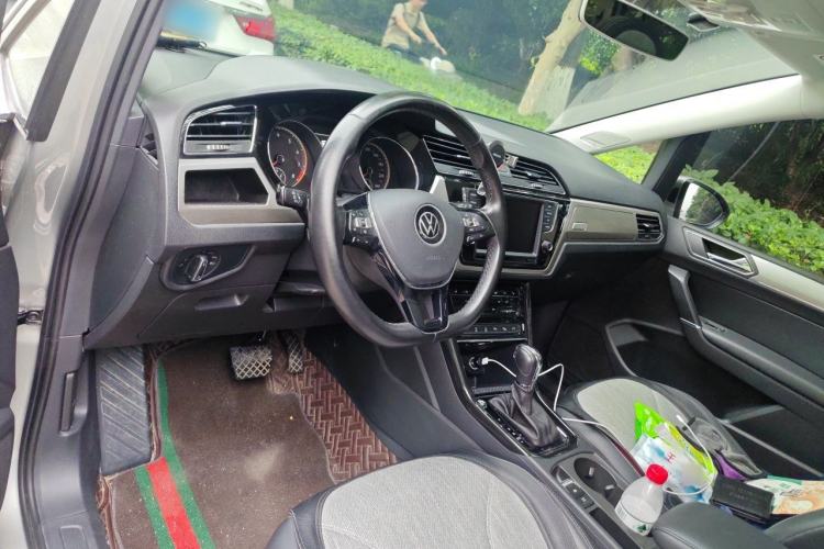 Used Volkswagen Touran 2021 Volkswagen Touran L 280TSI DSG Boundary Luxury Edition 7 Seats Center Console