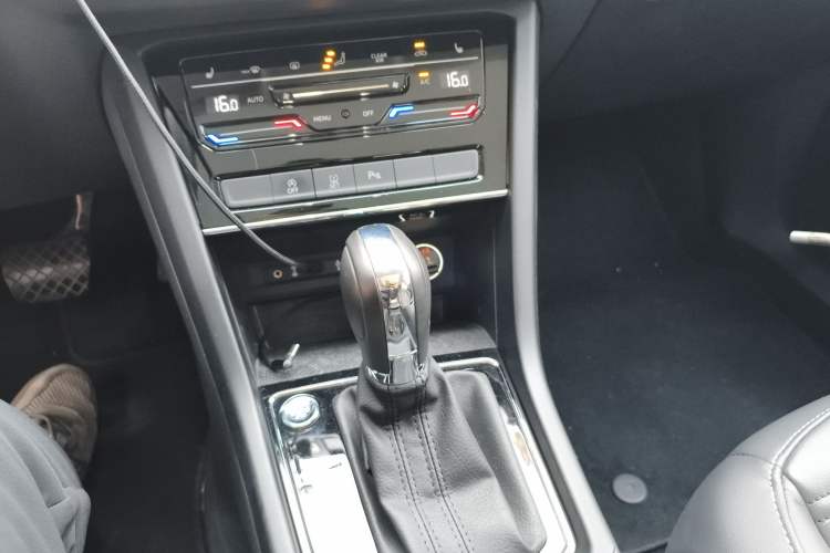Used Volkswagen Touran 2021 Tiguan L 280TSI DSG Boundary Edition 6-Seater Gear Lever
