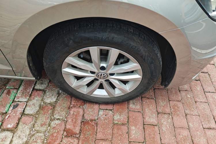 Used Volkswagen Touran 2021 Volkswagen Touran L 280TSI DSG Style Edition 7 Seats Right Front Wheel Hub