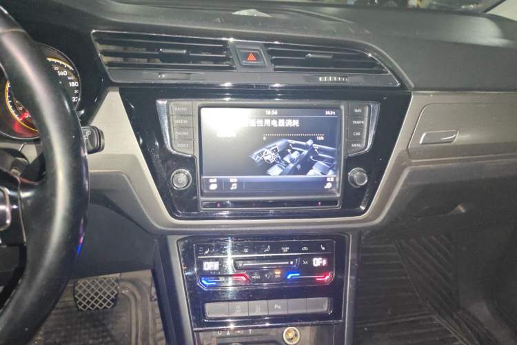 Used Volkswagen Touran 2021 Volkswagen Touran L 280TSI DSG Boundary Edition 7-Seater Audio And AC Panel