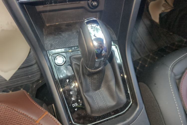 Used Volkswagen Touran 2021 Volkswagen Touran L 280TSI DSG Boundary Edition 7-Seater Gear Lever