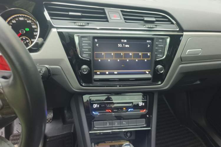 Used Volkswagen Touran 2021 Tiguan L 280TSI DSG Boundary Edition 6-Seater Audio And AC Panel