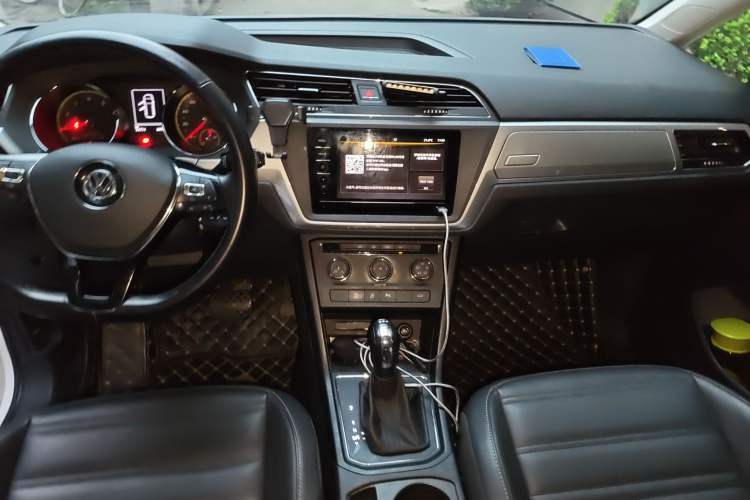 Used Volkswagen Touran 2021 Volkswagen Touran L 280TSI DSG Style Edition 7 Seats Audio And AC Panel