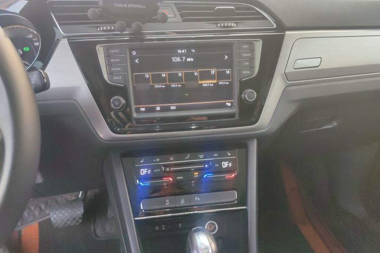 Used Volkswagen Touran 2021 Volkswagen Touran L 280TSI DSG Boundary Edition 7-Seater Audio And AC Panel
