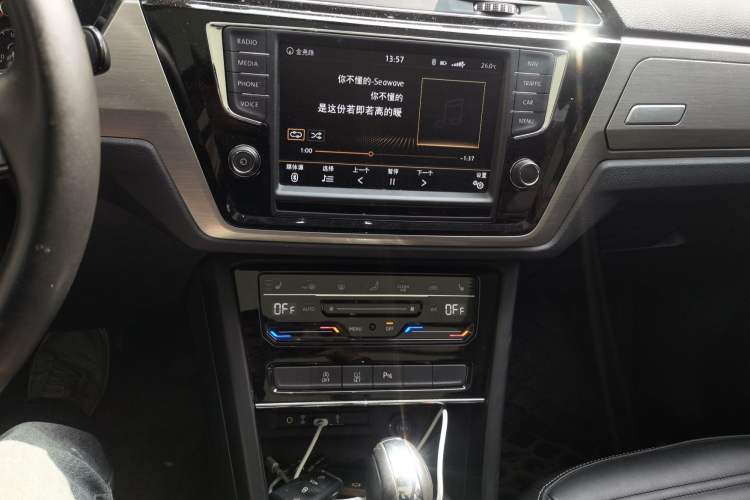 Used Volkswagen Touran 2021 Volkswagen Touran L 280TSI DSG Boundary Edition 7-Seater Audio And AC Panel