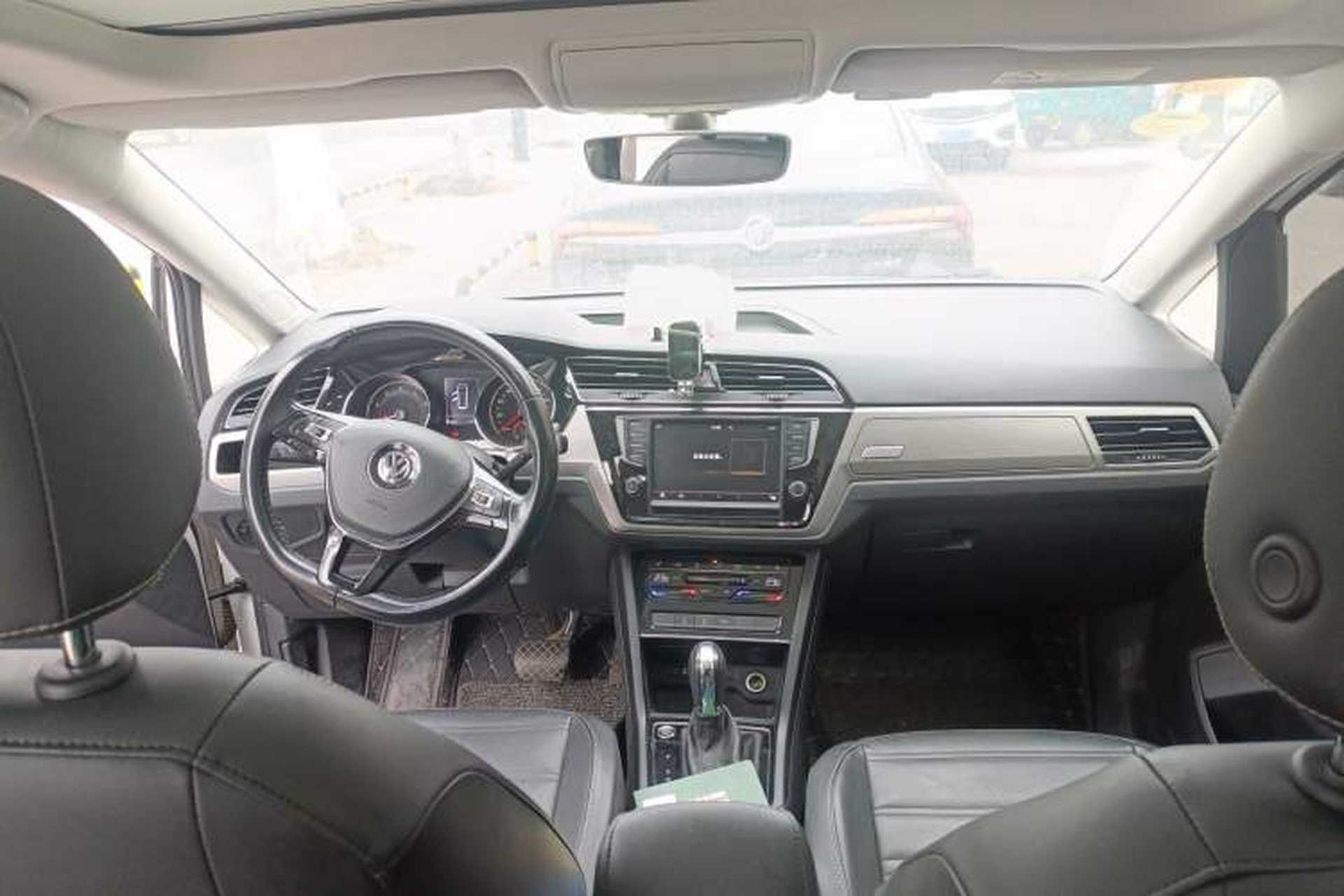 Used Volkswagen Touran 2021 Volkswagen Touran L 280TSI DSG Boundary Edition 7-Seater Center Console