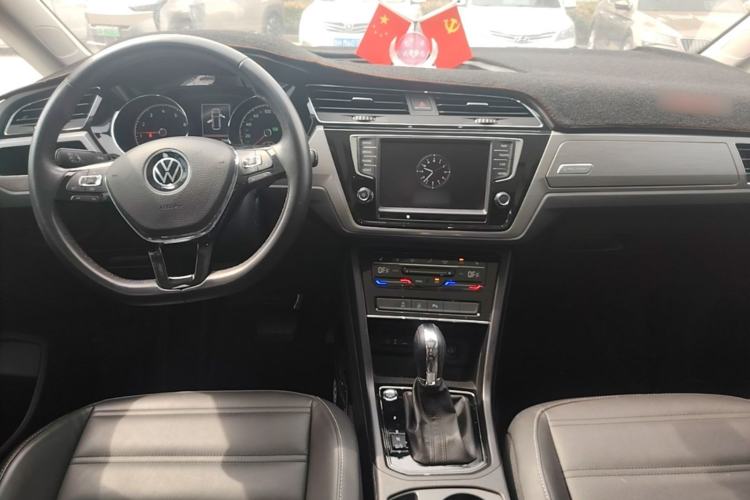 Used Volkswagen Touran 2021 Volkswagen Touran L 280TSI DSG Boundary Edition 7-Seater Center Console
