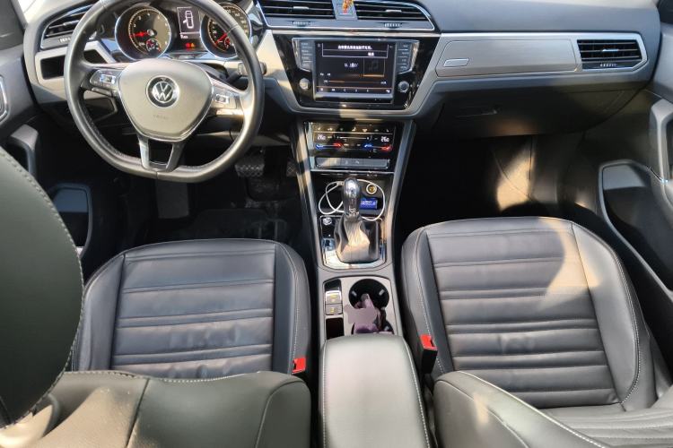 Used Volkswagen Touran 2021 Volkswagen Touran L 280TSI DSG Boundary Edition 7-Seater Center Console
