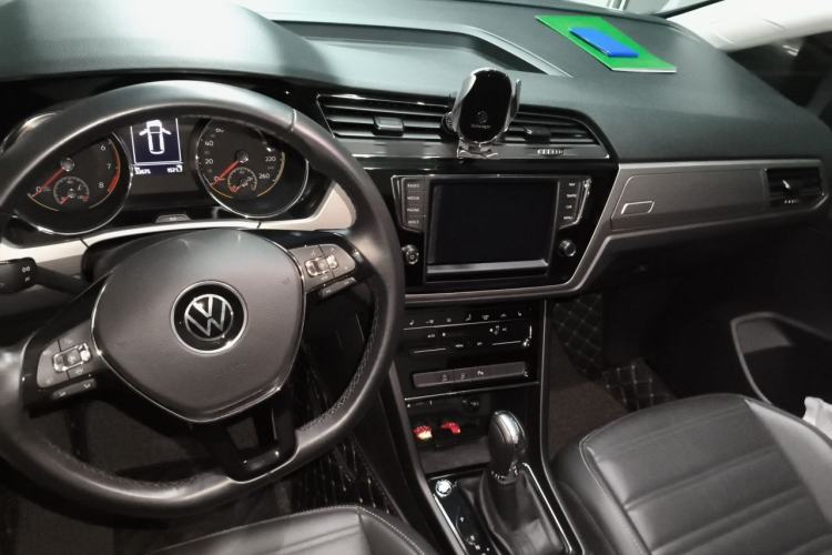 Used Volkswagen Touran 2021 Volkswagen Touran L 280TSI DSG Boundary Edition 7-Seater Center Console