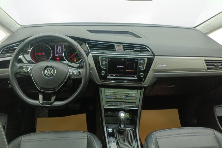 Used Volkswagen Touran 2021 Volkswagen Touran L 280TSI DSG Boundary Edition 7-Seater Center Console