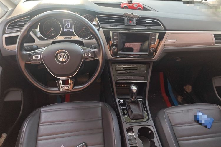 Used Volkswagen Touran 2021 Volkswagen Touran L 280TSI DSG Boundary Edition 7-Seater Center Console