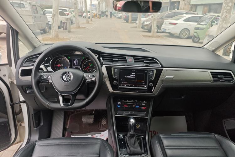 Used Volkswagen Touran 2021 Volkswagen Touran L 280TSI DSG Boundary Edition 7-Seater Center Console