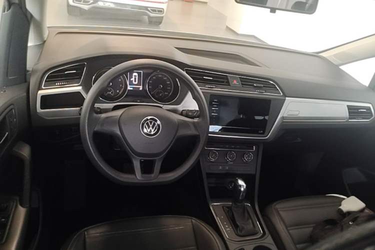 Used Volkswagen Touran 2021 Volkswagen Touran L 280TSI DSG Style Edition 7 Seats Center Console