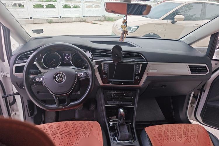 Used Volkswagen Touran 2021 Volkswagen Touran L 280TSI DSG Boundary Edition 7-Seater Center Console