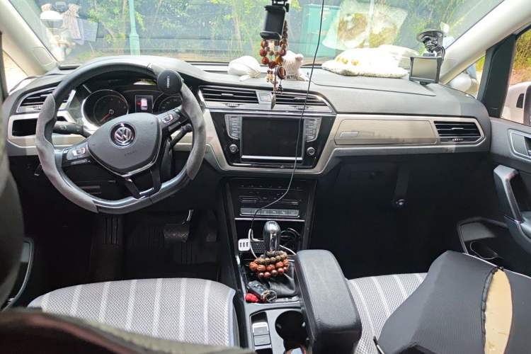 Used Volkswagen Touran 2021 Tiguan L 280TSI DSG Boundary-Pushing Luxury Edition 6 Seats Center Console