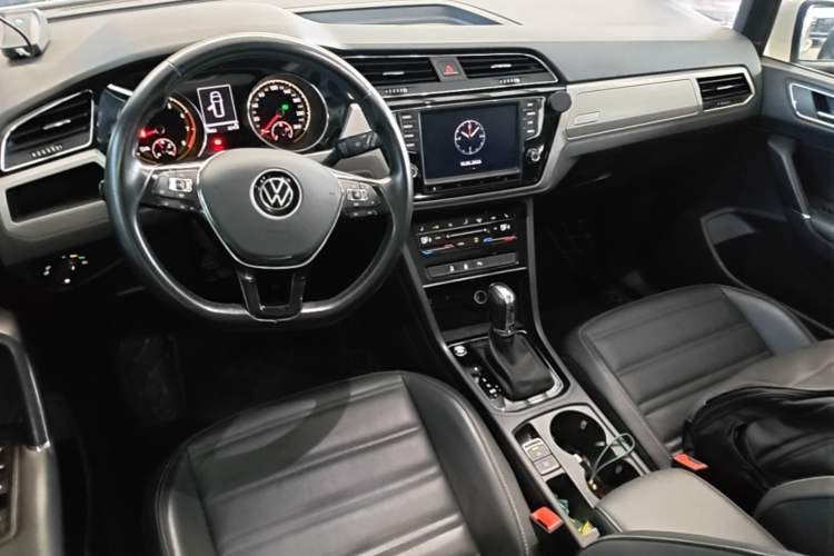 Used Volkswagen Touran 2021 Volkswagen Touran L 280TSI DSG Boundary Edition 7-Seater Center Console