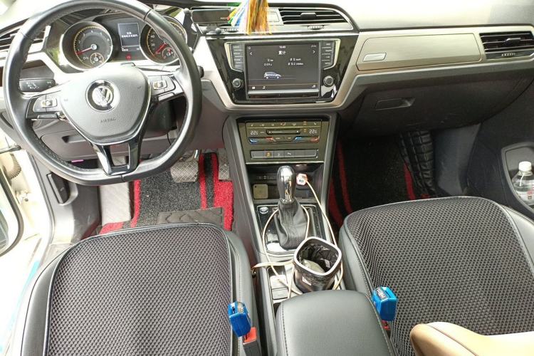 Used Volkswagen Touran 2021 Volkswagen Touran L 280TSI DSG Boundary Edition 7-Seater Center Console