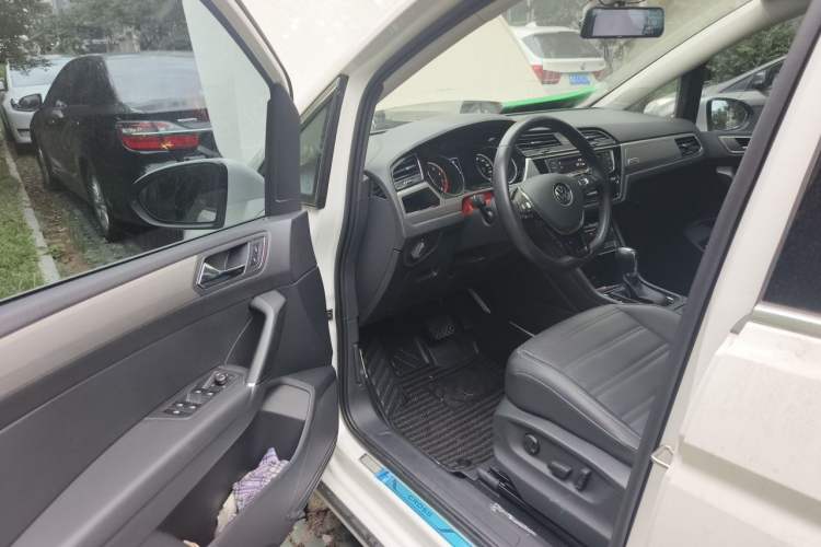 Used Volkswagen Touran 2021 Tiguan L 280TSI DSG Boundary Edition 6-Seater Driver Seat
