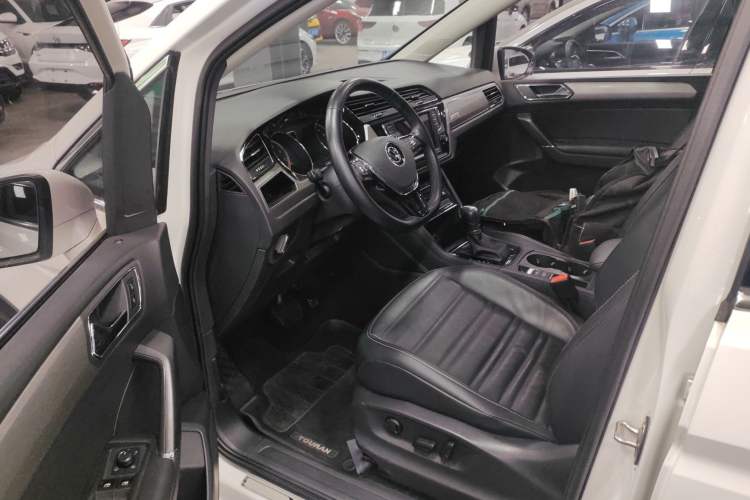 Used Volkswagen Touran 2021 Tiguan L 280TSI DSG Boundary Edition 6-Seater Driver Seat