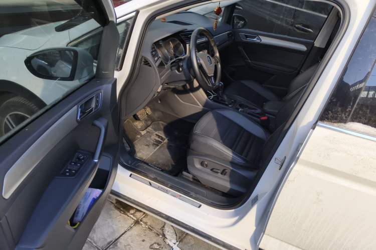Used Volkswagen Touran 2021 Volkswagen Touran L 280TSI DSG Boundary Edition 7-Seater Driver Seat